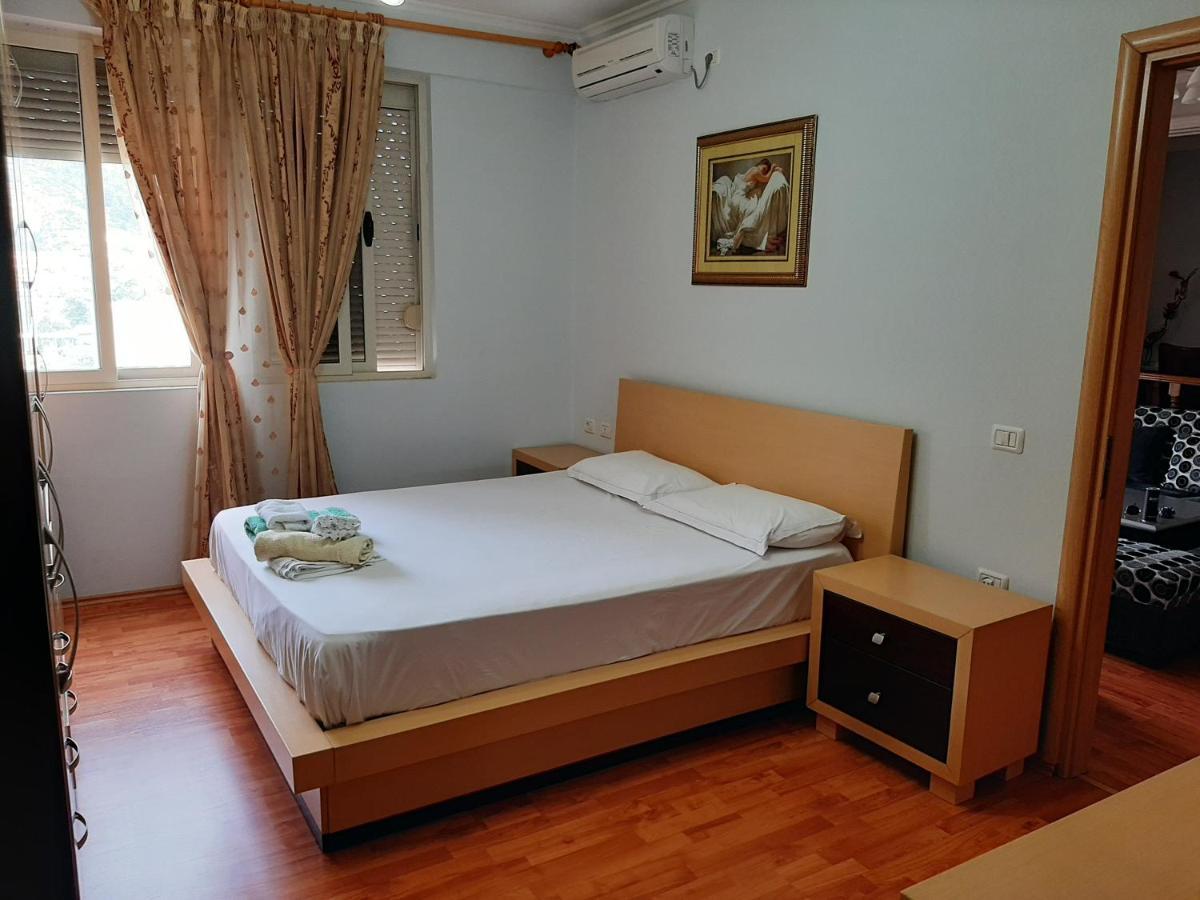 Apartament Egzoni City Center Apartment เบราท ภายนอก รูปภาพ