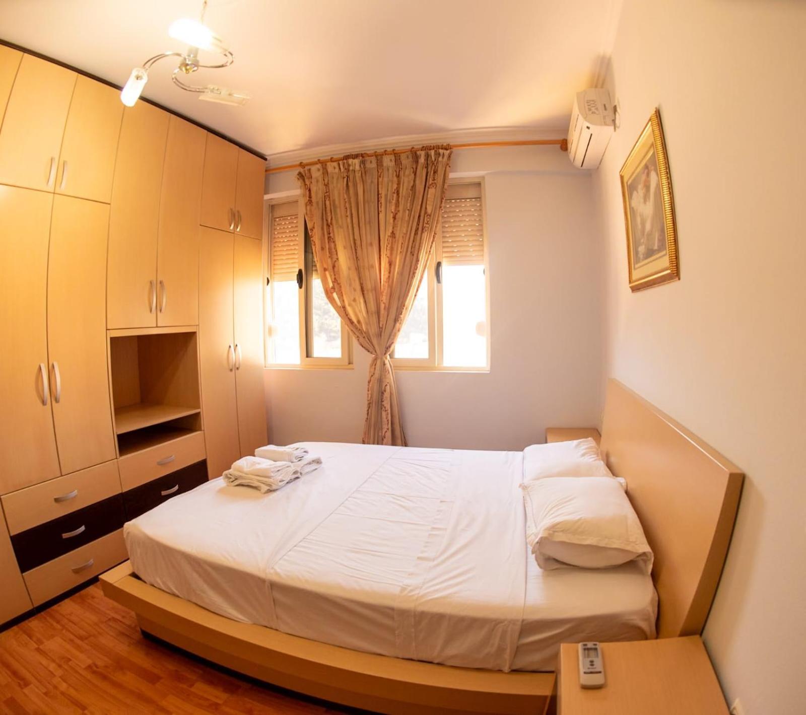 Apartament Egzoni City Center Apartment เบราท ภายนอก รูปภาพ