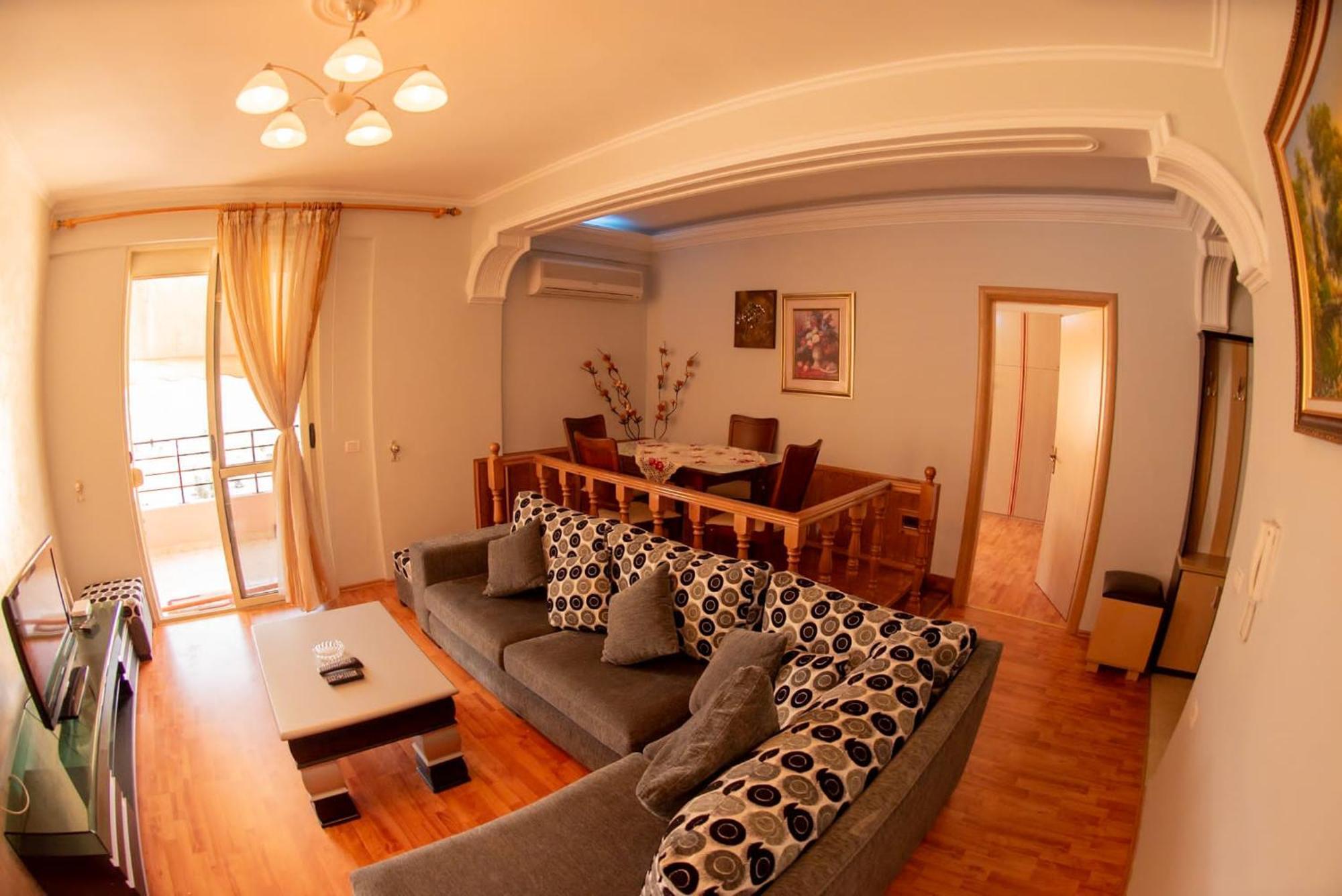 Apartament Egzoni City Center Apartment เบราท ภายนอก รูปภาพ